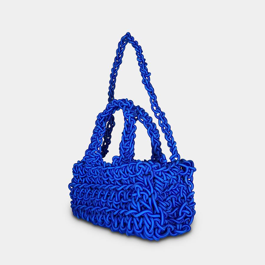 Sac Sandow fabriqué à partir de sandows de stations de ski crochetés, vue de coté, avec la sangle