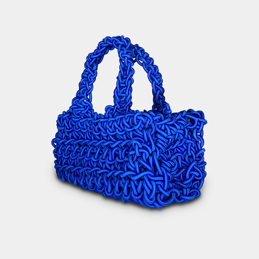 Sac Sandow fabriqué à partir de sandows de stations de ski crochetés, vue de coté
